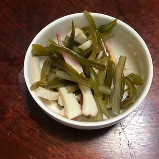 茎ワカメと茹でイカの甘酢漬け。